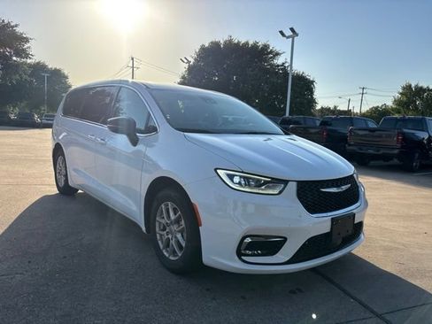 Used 2024 Chrysler Pacifica Touring-L FWD image 1
