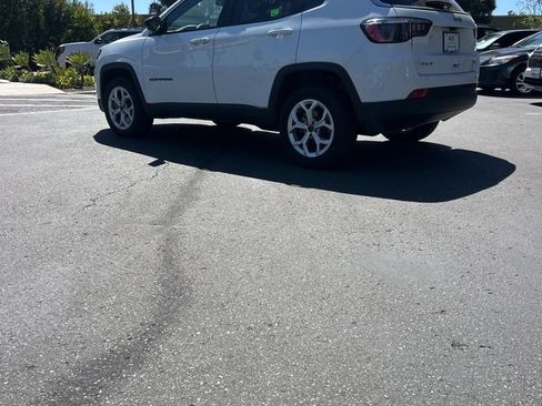 Used 2025 Jeep Compass Latitude w/ Sun & Sound Group AWD/4WD image 7