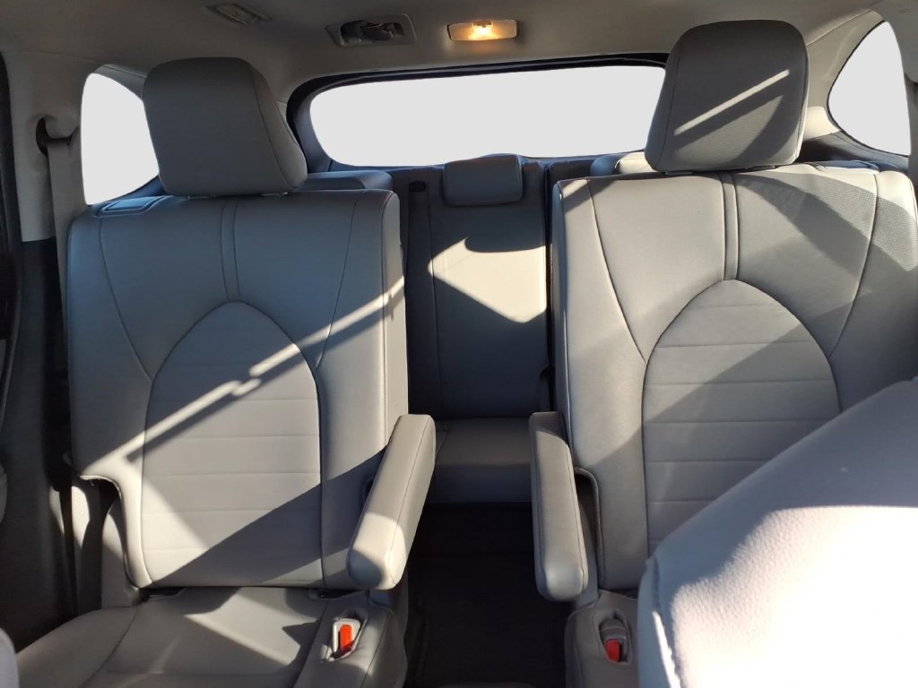 Used 2024 Toyota Highlander XLE FWD image 16