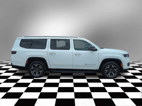 Used 2024 Jeep Wagoneer L Series III w/ Flexible Seating Group AWD/4WD image 9