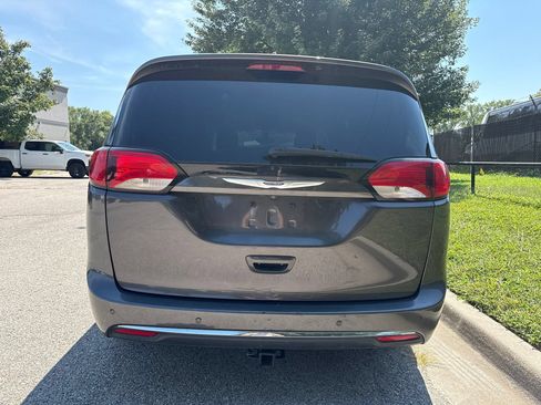 Used 2019 Chrysler Pacifica Limited FWD image 6