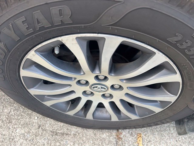 Used 2019 Toyota Sienna XLE Premium FWD image 2