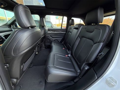 New 2025 Jeep Grand Cherokee Limited w/ Black Appearance Package image 21