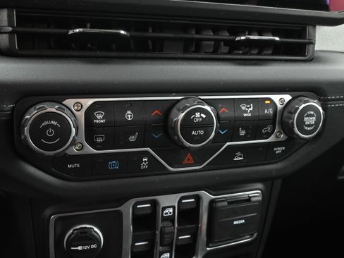 Used 2025 Jeep Wrangler Unlimited Sahara AWD/4WD image 27