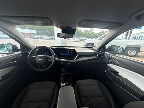 Used 2025 Chevrolet Trax LT FWD image 14