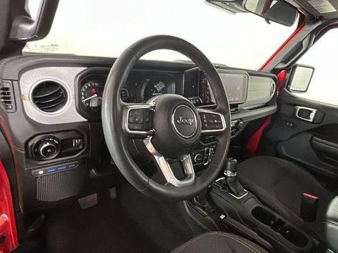 Used 2024 Jeep Wrangler Unlimited Sahara AWD/4WD image 15