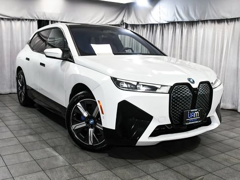 Used 2024 BMW iX xDrive50 w/ Sport Package AWD/4WD image 3