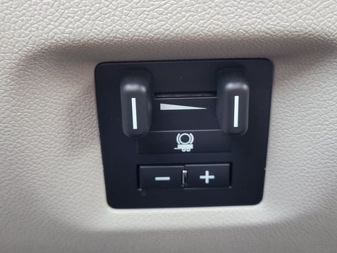Used 2013 Chevrolet Avalanche LTZ AWD/4WD image 25