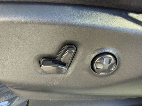 Used 2023 Chrysler Pacifica Touring-L image 15