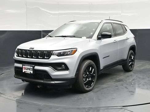 Used 2026 Jeep Compass Latitude AWD/4WD image 7