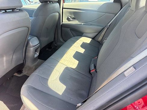 Certified 2025 Hyundai Elantra SE image 8