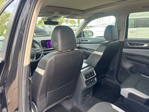 Used 2025 Volkswagen Atlas Peak Edition SE AWD/4WD image 13