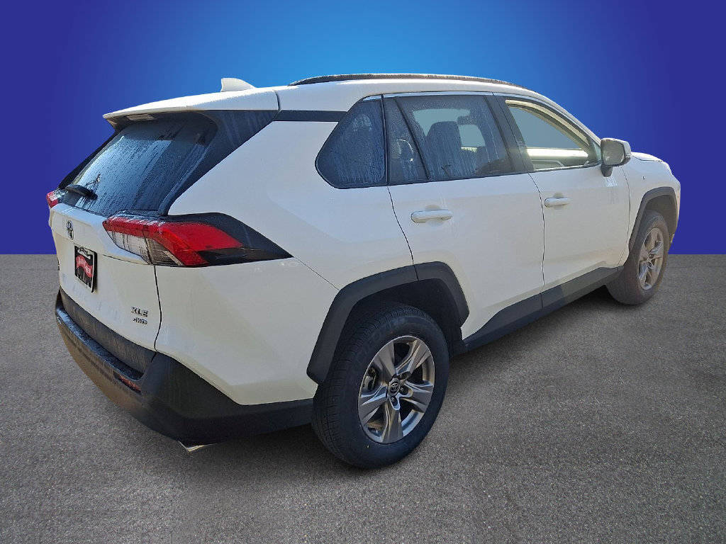 Used 2024 Toyota RAV4 XLE AWD/4WD image 4