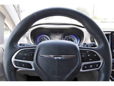 Used 2023 Chrysler Pacifica Touring-L FWD image 16