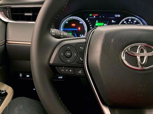 Used 2024 Toyota Venza XLE image 18