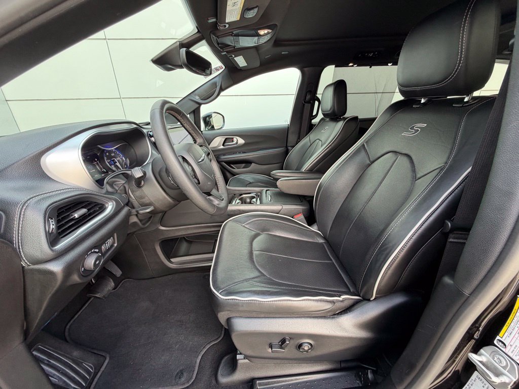 Used 2025 Chrysler Pacifica Limited FWD image 14