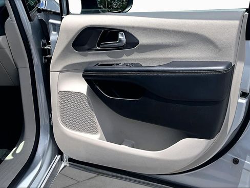 Used 2023 Chrysler Pacifica Touring-L FWD image 23