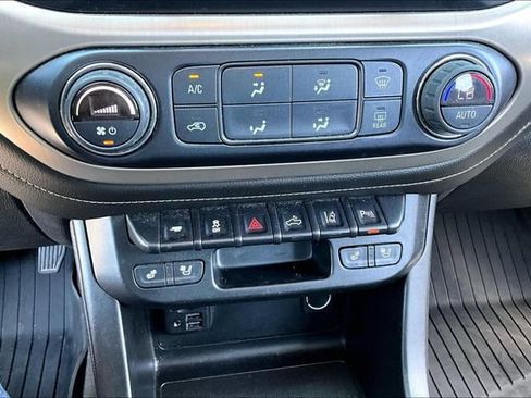 Used 2022 GMC Canyon Denali w/ Denali Black Edition Package AWD/4WD image 17