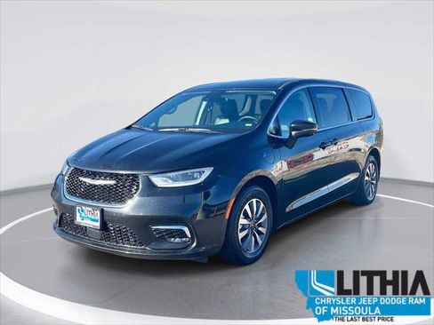 Certified 2023 Chrysler Pacifica Touring-L image 1