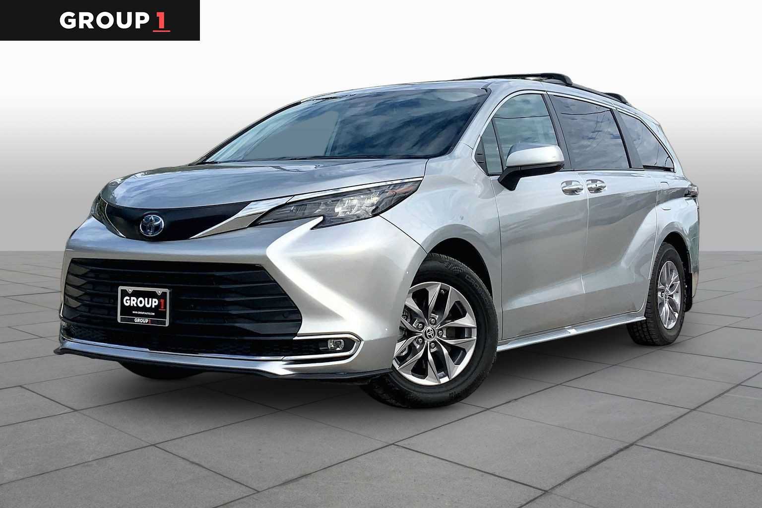 Used 2024 Toyota Sienna XLE FWD image 1