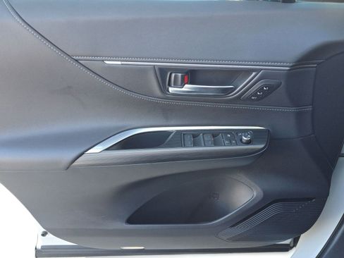 Used 2023 Toyota Venza Limited image 11