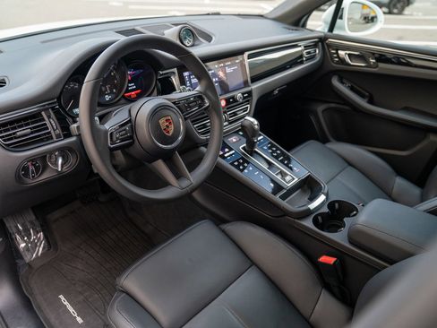 Used 2025 Porsche Macan image 4