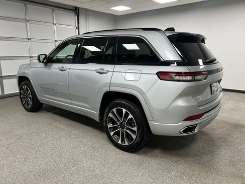 Used 2023 Jeep Grand Cherokee Overland AWD/4WD image 9