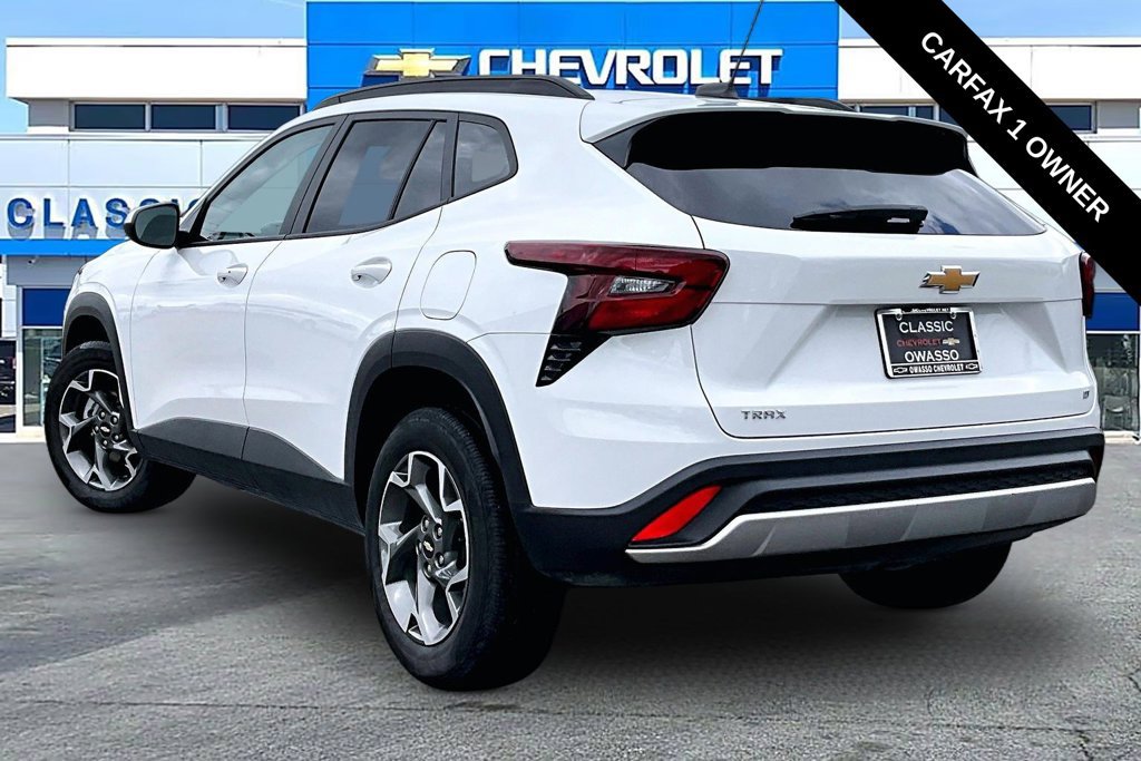 Used 2025 Chevrolet Trax LT FWD image 3