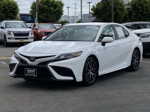 Used 2023 Toyota Camry SE FWD image 2