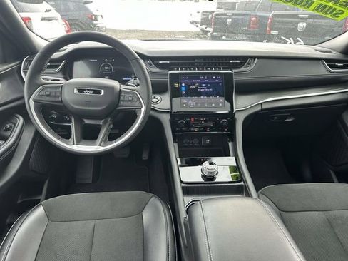 Certified 2025 Jeep Grand Cherokee L Altitude image 9