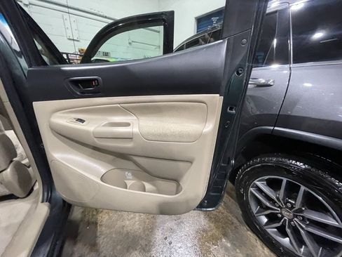 Used 2010 Toyota Tacoma Base image 13