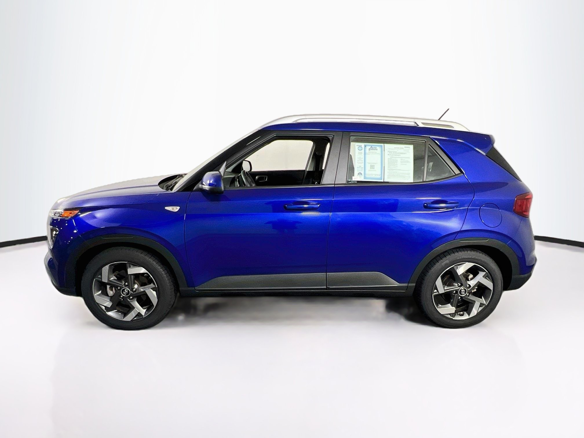 Used 2023 Hyundai Venue SEL FWD image 8