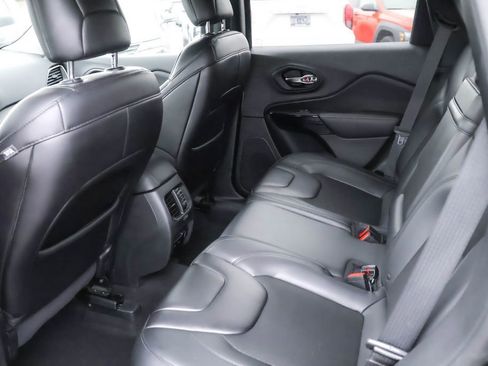 Used 2019 Jeep Cherokee Latitude Plus FWD image 28