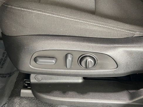 Used 2023 Chevrolet Traverse LT image 16