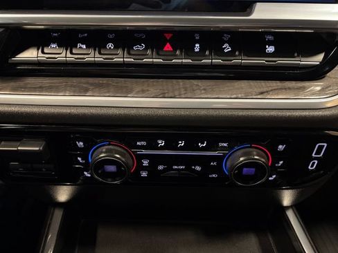 Used 2022 Chevrolet Silverado 1500 LTZ AWD/4WD image 21