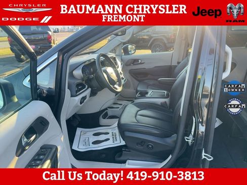 Used 2023 Chrysler Pacifica Touring-L FWD image 19
