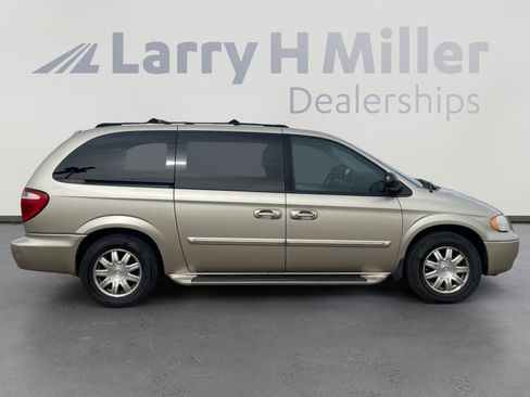 Used 2005 Chrysler Town & Country Touring w/ Trailer Tow Group image 6