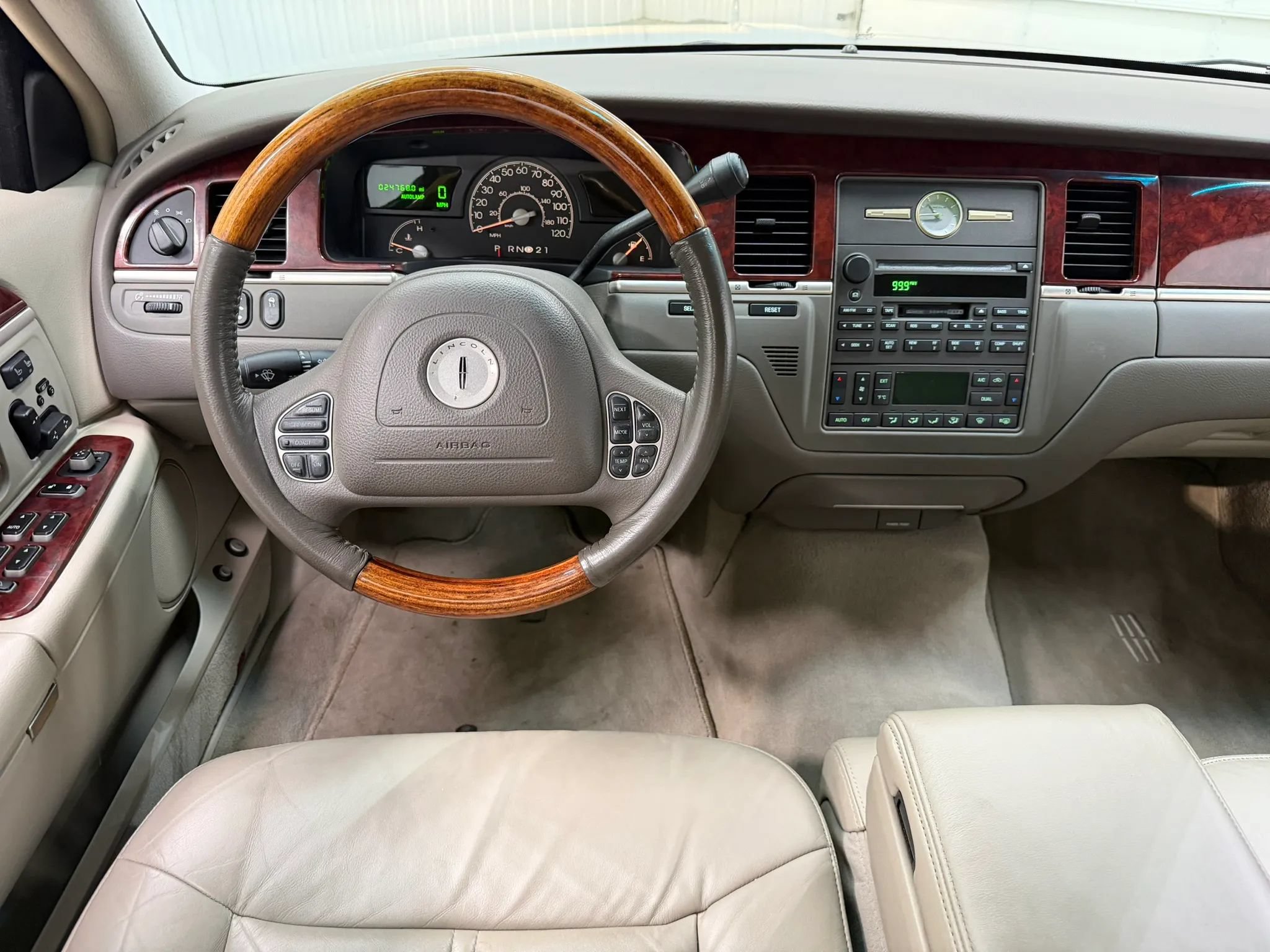 Used 2004 Lincoln Town Car Ultimate RWD image 18