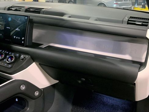 Used 2025 Land Rover Defender 130 X-Dynamic SE image 18