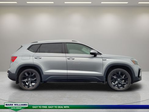 Used 2022 Volkswagen Taos SE FWD image 2