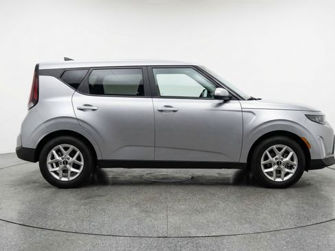 Used 2025 Kia Soul LX w/ LX Technology Package FWD image 11