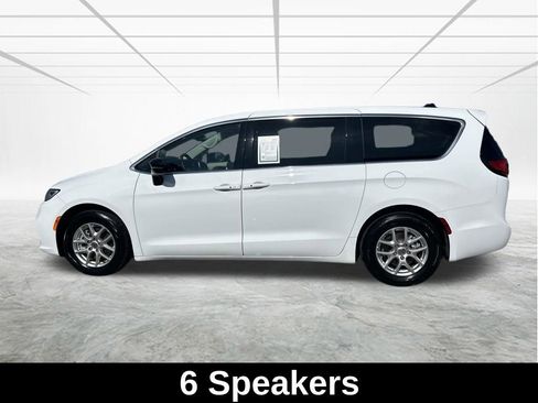 Used 2024 Chrysler Pacifica Touring-L FWD image 8