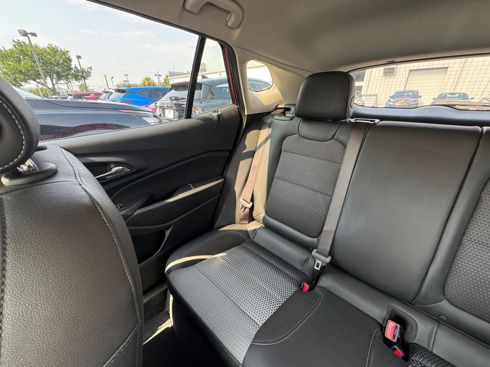 Used 2025 Chevrolet Trax LT FWD image 37