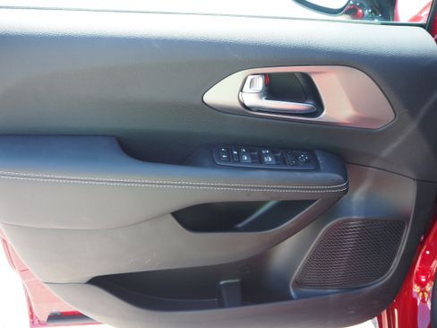 New 2025 Chrysler Voyager LX image 22