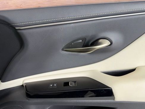 Used 2025 Lexus ES 300h w/ Premium Package image 38