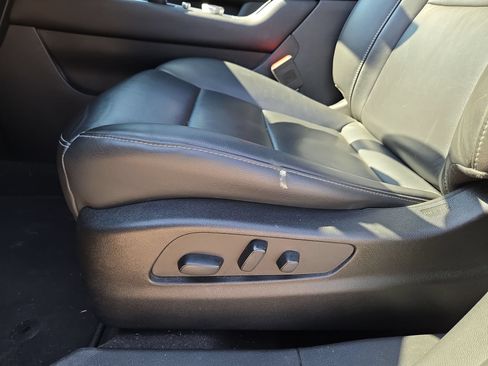 Used 2022 Cadillac XT4 Premium Luxury w/ Enhanced Visibility Package AWD/4WD image 17