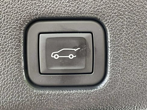 Used 2024 Chevrolet Traverse RS FWD image 9