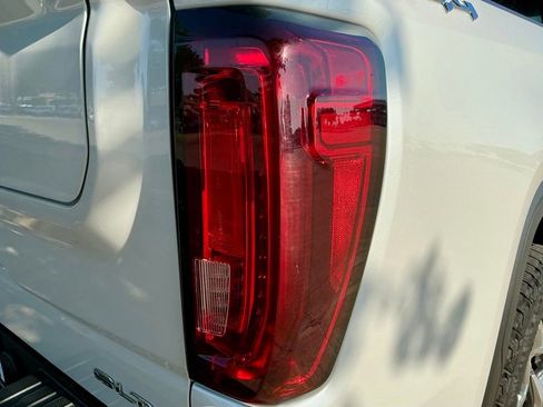 Used 2022 GMC Sierra 1500 SLT w/ SLT Convenience Package AWD/4WD image 15