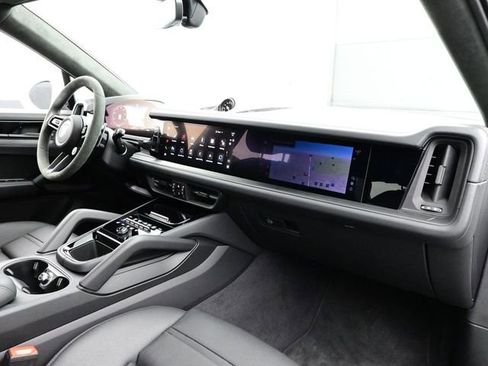 New 2025 Porsche Cayenne GTS AWD/4WD image 19