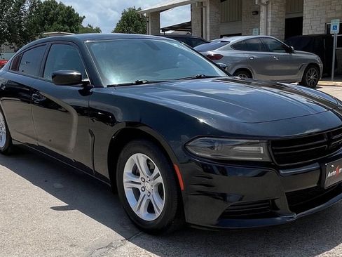 Used 2019 Dodge Charger SXT RWD image 2